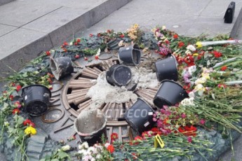 У Києві вандали залили цементом Вічний вогонь