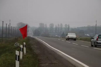 Волинську трасу «прикрасили» червоними прапорами до 100-річниці Жовтневої революції