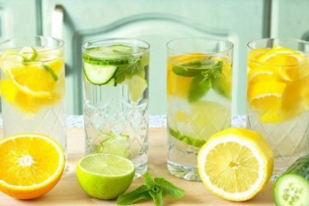 Корисні поради, які привчать вас пити більше води