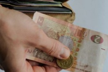 Скільки українців отримують зарплату менше мінімалки