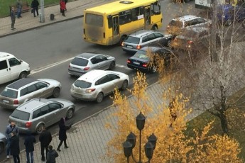 У Луцьку утворився затор через мітинг водіїв на «євробляхах»