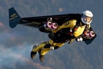 Чоловік у летючому костюмі побив світовий рекорд швидкості