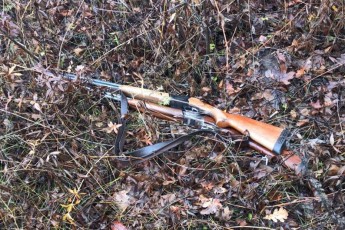 На Харківщині мисливець сплутав чоловіка з зайцем та застрелив його