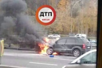 У Києві посеред дороги загорівся автомобіль