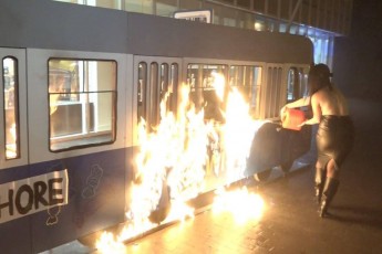 Оголена активістка підпалила декоративний вагон біля магазину «Roshen»