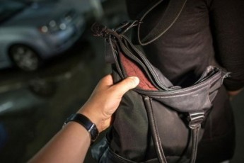 У Києві в чоловіка вкрали сумку з трьома мільйонами: опублікували відео