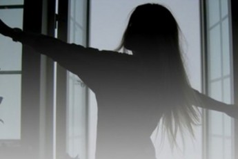 14 річна дівчинка вистрибнула з вікна через заборону зайти у «Вконтакте»