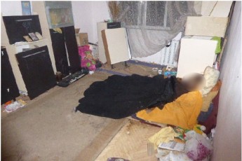 У Києві жінка майже місяць жила в квартирі з тілом померлої матері