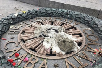 Опублікували відео, як невідомі заливають цементом Вічний вогонь у Києві
