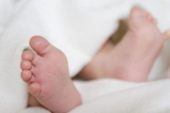 У Тернополі немовля задихнулося через накриття покривалом