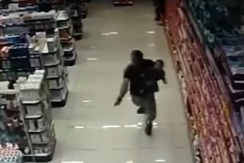Поліцейський з дитиною на руках застрелив двох грабіжників (Відео)