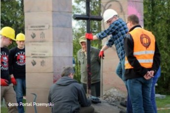 Уламки зруйнованого пам'ятника УПА поляки використали для мощення доріг