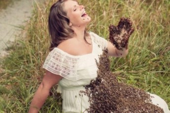 У жінки, яка влаштувала фотосесію з 20 тис.бджіл, народилось мертве немовля (ФОТО, ВІДЕО)