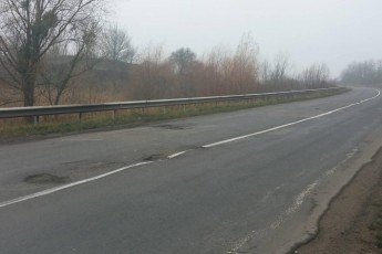 Водії просять дорожників ліквідувати «ямковість» на дорозі поблизу Луцька