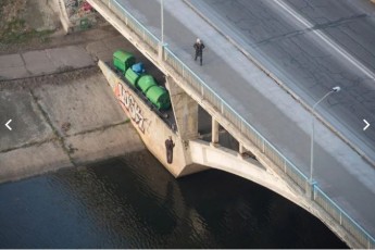 У Києві на мосту повісився чоловік