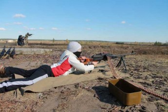 Малолітній син Геращенко стріляє з кулемета і душить зайців