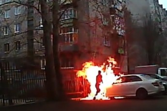 На Росії чоловік намагався спалити чуже авто, але загорівся сам (Відео)