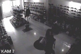 Як у магазині чоловік краде взуття (Відео)