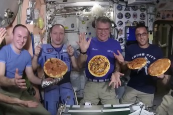 Астронавти МКС вразили приготуванням піци у космосі (Відео)