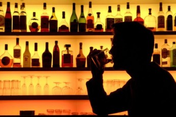 Стало відомо, скільки українців вживає алкоголь