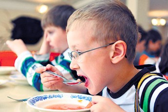 Мер Володимира-Волинського жорстко розкритикував харчування дітей у школах