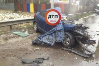 Вантажівка розчавила легковик у Києві, водій загинув