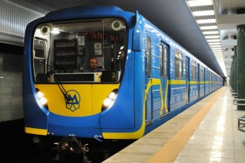 Голий чоловік спробував захопити потяг у метро Києва (Відео)