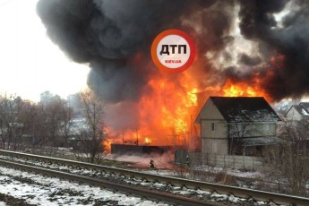 Масштабна пожежа трапилася у Києві: на місці працює 14 пожежних бригад