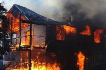 Жінка спалила будинок з друзями на Росії