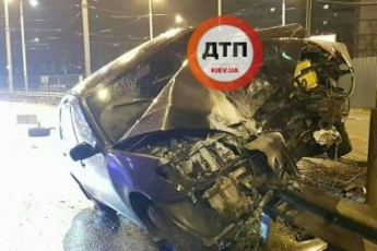 Водій зніс 30 метрів відбійника та залишив пораненого пасажира у Києві