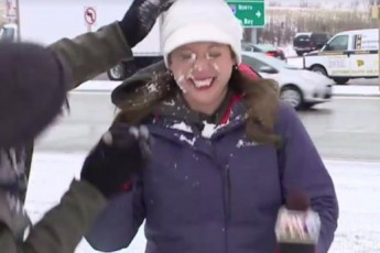 Журналістці за секунду до ефіру кинули в обличчя сніжку: курйозне відео