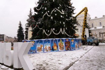 Центральну площу Луцька прикрашають до новорічних свят