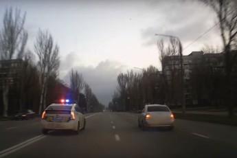 Поліція Запоріжжя гналася за водієм, який спричинив два ДТП поспішаючи до церкви (відео)