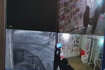 Покупець у секс-шопі побив грабіжника величезним фалоімітатором (Відео)