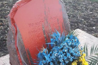 Невідомі спаплюжили пам'ятник воїнам АТО в Одесі