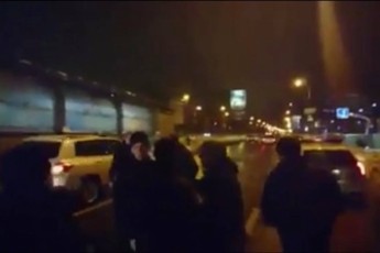 15 циган відлупцювали палицями простих перехожих у центрі Києва (Відео)