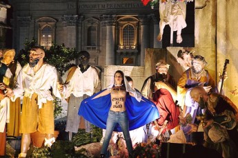 Активістка Femen оголилась перед різдвяною месою Папи Римського у Ватикані (Фото)