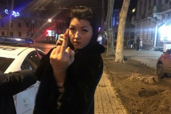 П'яна чиновниця облаяла і побила поліцейських у Одесі (Відео)