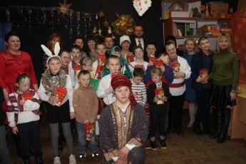 Сонячних діток привітали солодкими подарунками у Луцьку