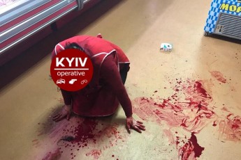Кривавий напад: працівницю магазину порізали ножем у Києві
