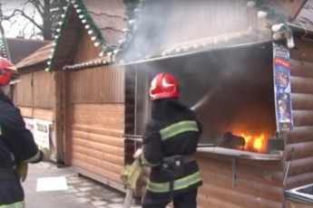 На Різдвяному ярмарку у Львові трапилася пожежа (Відео)