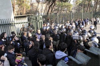 Антиурядові виступи в Ірані: є загиблі і поранені (Фото)