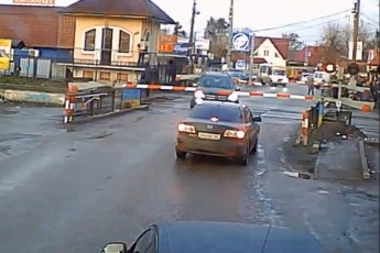 Мерседес проти поїзда: авто застрягло між шлагбаумами на переїзді (Моторошне відео)