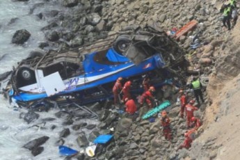 Пасажирський автобус впав з висоти 100 метрів у Перу, щонайменше 48 осіб загинули