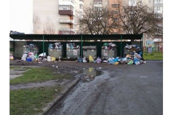 Лучани продовжують скаржитись на гори сміття у дворах (Фото)