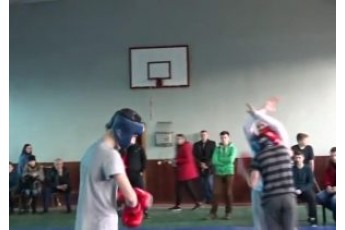 Відео, як арбітр втішає юного борця на турнірі в Нововолинську, підкорює мережу