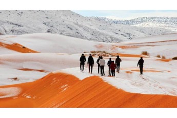 У пустелі Сахара випав сніг