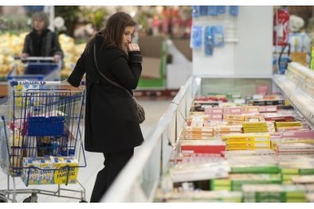 Солодощі, сигарети та консерви: що найбільше купували українці протягом 2017 року