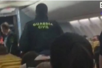 П’яні пасажири змусили капітана посадити літак у Іспанії (Відео)