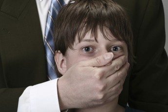 Чоловік жорстоко зґвалтував 5-річного хлопчика своєї співмешканки